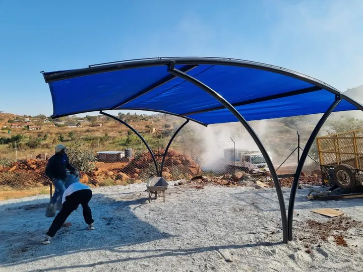 Setting a dark-frame curved shade on site
